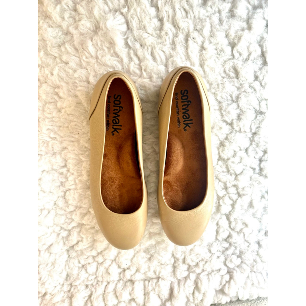 SoftWalk Sonoma ballet flats in a tan leather women size 9M